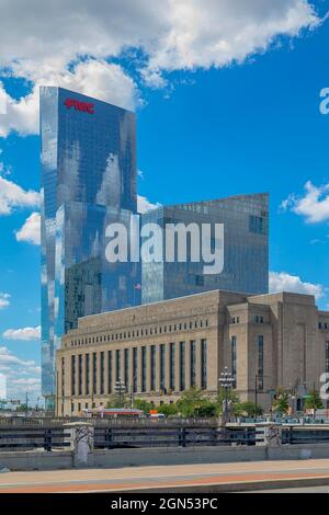 Der von Cesar Pelli entworfene FMC Tower und Evo Philly in den Cira Center South Apartments stellen das historische Hauptpostamt (heute IRS-Büros) in der Universitätsstadt in den Schatten. Stockfoto