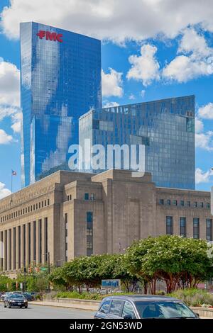 Der von Cesar Pelli entworfene FMC Tower und Evo Philly in den Cira Center South Apartments stellen das historische Hauptpostamt (heute IRS-Büros) in der Universitätsstadt in den Schatten. Stockfoto