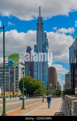 Blick von University City nach Osten auf die JFK Boulevard Bridge. Drei zentrale Gebäude sind Logan Square, Comcast Technology Center und Kennedy House. Stockfoto