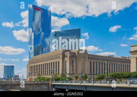 Der von Cesar Pelli entworfene FMC Tower und Evo Philly in den Cira Center South Apartments stellen das historische Hauptpostamt (heute IRS-Büros) in der Universitätsstadt in den Schatten. Stockfoto