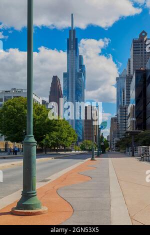 Blick von University City nach Osten auf die JFK Boulevard Bridge. Drei zentrale Gebäude sind Logan Square, Comcast Technology Center und Kennedy House. Stockfoto