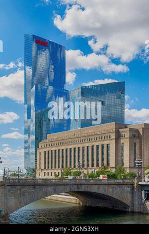 Der von Cesar Pelli entworfene FMC Tower und Evo Philly in den Cira Center South Apartments stellen das historische Hauptpostamt (heute IRS-Büros) in der Universitätsstadt in den Schatten. Stockfoto