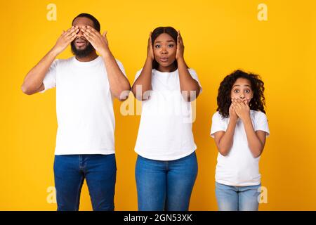 Afroamerikanische Familie mit drei weisen Affen Stockfoto