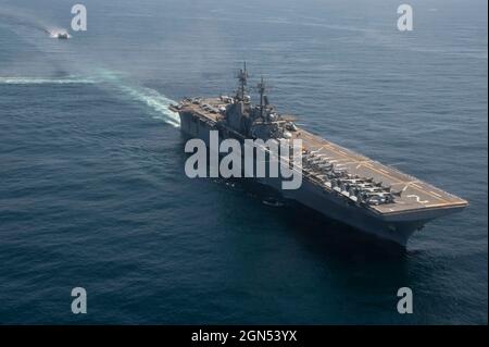 Pazifischer Ozean, Auf See. 26. März 2021. Ein US Marine Corps LCAC Hovercraft bereitet sich darauf vor, das Brunnendeck des amphibischen Sturmschiffs USS Essex der Wasp-Klasse zu betreten, das am 26. März 2021 Routineoperationen im Pazifischen Ozean durchführt. Kredit: MC3 Isaak Martinez/U.S. Navy/Alamy Live News Stockfoto