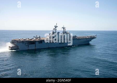 Pazifischer Ozean, Auf See. 26. März 2021. Ein US Marine Corps LCAC Hovercraft tritt in das Brunnendeck des amphibischen Sturmschiffes USS Essex der Wasp-Klasse ein, das am 26. März 2021 Routineoperationen im Pazifischen Ozean durchführt. Kredit: MC3 Isaak Martinez/U.S. Navy/Alamy Live News Stockfoto