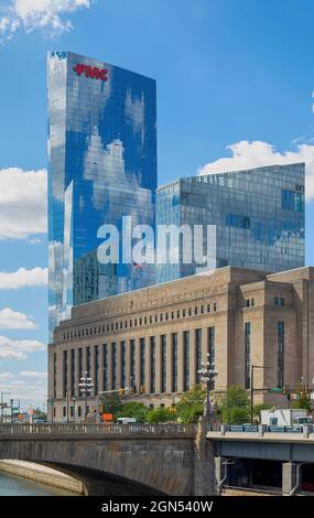 Der von Cesar Pelli entworfene FMC Tower und Evo Philly in den Cira Center South Apartments stellen das historische Hauptpostamt (heute IRS-Büros) in der Universitätsstadt in den Schatten. Stockfoto