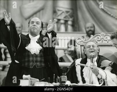 Italienische Schauspieler und Komiker Renzo Arbore und Lino Banfi, 1970er Jahre Stockfoto