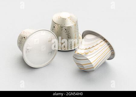 Galicia, Spanien; 22. september 2021: Gruppe von Kaffeekapseln isoliert auf grauem Hintergrund. Kaffeepads Stockfoto