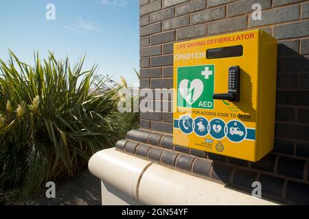 Ein Herzdefibrillator an der Außenwand der Hoylake Lifeboat Station am Wirral. Stockfoto