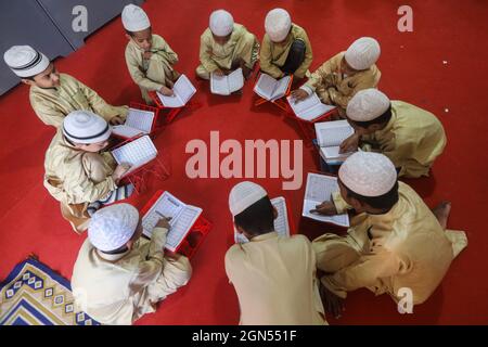 Nicht exklusiv: Muslimische Schüler lernen, den Koran in einer 'Madrasa', einer religiösen Schule für das Studium des Islam, nach mehreren Monaten Covid zu rezitieren Stockfoto