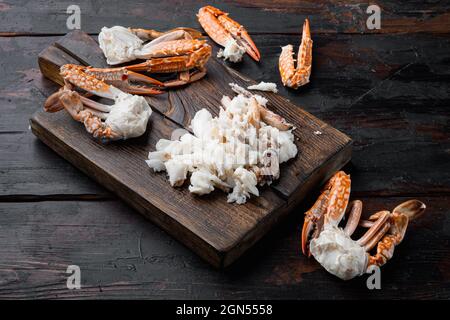 Boiled Blue Schwimmer Crab Meat oder Horse Blue Crab, Flower Crab Set, auf Holzschneidebrett, auf dunklem Holzhintergrund Stockfoto