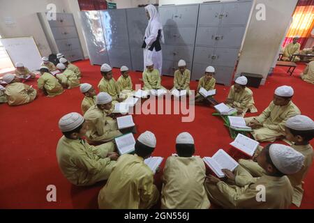 Nicht exklusiv: Muslimische Schüler lernen, den Koran in einer 'Madrasa', einer religiösen Schule für das Studium des Islam, nach mehreren Monaten Covid zu rezitieren Stockfoto