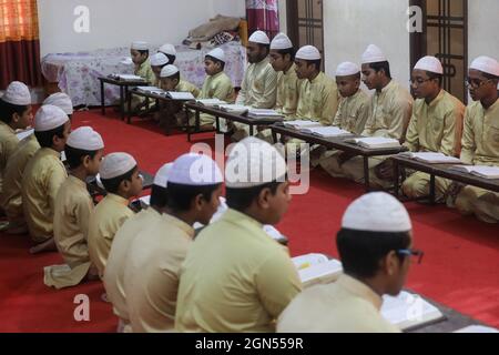 Nicht exklusiv: Muslimische Schüler lernen, den Koran in einer 'Madrasa', einer religiösen Schule für das Studium des Islam, nach mehreren Monaten Covid zu rezitieren Stockfoto