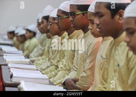 Nicht exklusiv: Muslimische Schüler lernen, den Koran in einer 'Madrasa', einer religiösen Schule für das Studium des Islam, nach mehreren Monaten Covid zu rezitieren Stockfoto