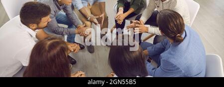 Bannerhintergrund mit einem Team von Geschäftsleuten, das während des Meetings ein Gespräch führt Stockfoto