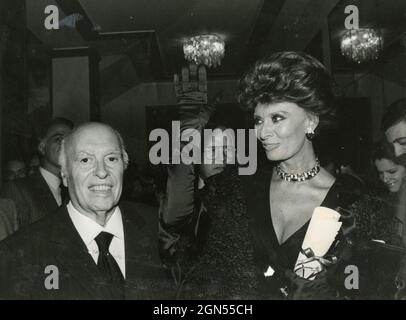 Die italienische Schauspielerin Sophia Loren und ihr Ehemann Carlo Ponti, 1980er Jahre Stockfoto