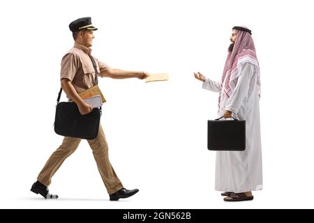 Ganzkörperaufnahme eines Postboten, der einen Brief an einen saudi-arabischen Mann auf weißem Hintergrund ablieferte Stockfoto