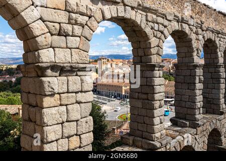 Segovia, Spanien. Die Kirche von Santos Justo y Pastor in den Bögen des Acueducto de Segovia, einem römischen Aquädukt oder einer Wasserbrücke aus dem 1. Jahrhundert Stockfoto