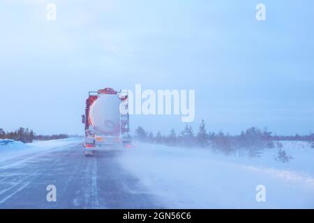 Im Winter fährt im Norden ein Tankwagen auf einer Straße Stockfoto