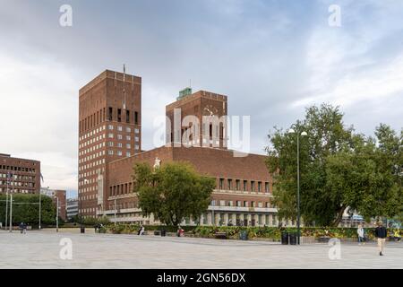 Oslo, Norwegen. September 2021. Außenansicht des Rathausgebäudes im Stadtzentrum. Hier findet die Verleihung des Friedensnobelpreises statt. Stockfoto