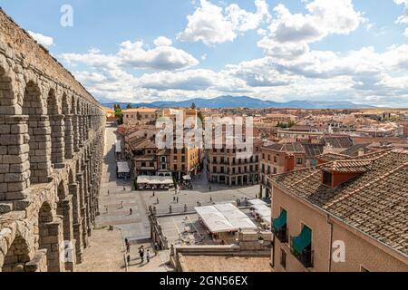 Segovia, Spanien. Blick auf die Altstadt und das Acueducto de Segovia, ein römisches Aquädukt oder eine Wasserbrücke, die im 1. Jahrhundert n. Chr. erbaut wurde Stockfoto