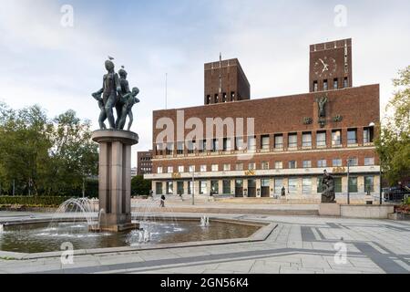 Oslo, Norwegen. September 2021. Außenansicht des Rathausgebäudes im Stadtzentrum. Hier findet die Verleihung des Friedensnobelpreises statt. Stockfoto