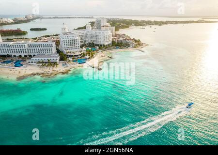 Luftpanorama auf den Strand von Cancun und die Hotelzone der Stadt in Mexiko. Karibische Küstenlandschaft des mexikanischen Resorts mit Strand Playa Caracol und Kukulcan Stockfoto