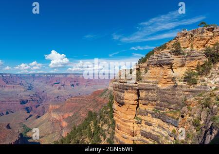 Landschaft des Grand Canyon im Sommer entlang der Bright Angel Trail Wanderung, Grand Canyon Nationalpark, Arizona, USA. Stockfoto