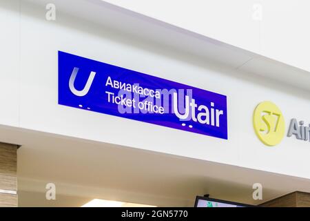 Sankt Petersburg, Russland - 15. Mai 2019: UTair-Logo auf dem Flughafen Pulkovo Stockfoto