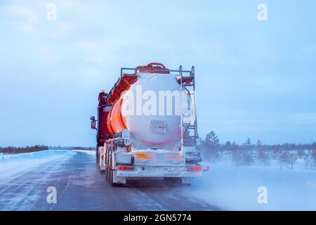 Im Winter fährt im Norden ein Tankwagen auf einer Straße Stockfoto