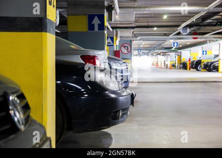 Sankt Petersburg, Russland - 15. Mai 2019: Mehrstöckige Tiefgarage im Flughafen Pulkovo Stockfoto