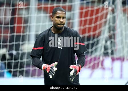 Mailand, Italien. September 2021. Mike Maignan vom AC Mailand beim Warm-up vor der Serie Ein Spiel zwischen AC Mailand und FC Venezia im Stadio Giuseppe Meazza am 22 2021. September in Mailand, Italien. Quelle: Marco Canoniero/Alamy Live News Stockfoto