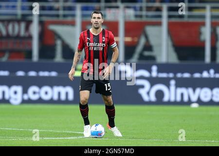 Mailand, Italien. September 2021. Alessio Romagnoli vom AC Mailand steuert den Ball während des Serie-A-Spiels zwischen dem AC Mailand und dem FC Venezia im Stadio Giuseppe Meazza am 22 2021. September in Mailand, Italien. Quelle: Marco Canoniero/Alamy Live News Stockfoto