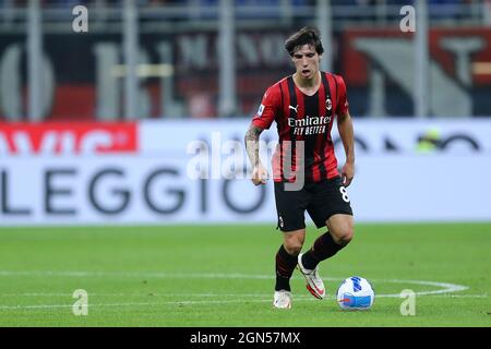 Mailand, Italien. September 2021. Sandro Tonali vom AC Mailand steuert den Ball während des Serie-A-Spiels zwischen dem AC Mailand und dem FC Venezia im Stadio Giuseppe Meazza am 22 2021. September in Mailand, Italien. Quelle: Marco Canoniero/Alamy Live News Stockfoto