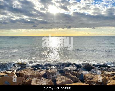 Sonnenaufgang über dem Meer und wunderschöne cloudscape. Stockfoto