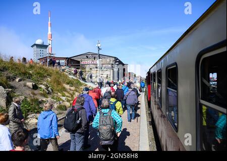 Schierke, Deutschland. September 2021. An der Endhaltestelle laufen Touristen am Brocken entlang, neben einem Zug der Harzer Schmalspurbahn HSB. Quelle: Robert Michael/dpa-Zentralbild/dpa/Alamy Live News Stockfoto