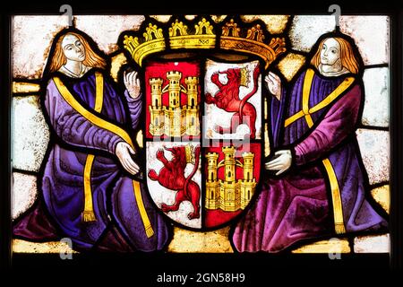 Segovia, Spanien. Wappen des Königreichs Kastilien (Kastilien) und Leon, in einem Buntglasfenster im Inneren des Alcazar Stockfoto