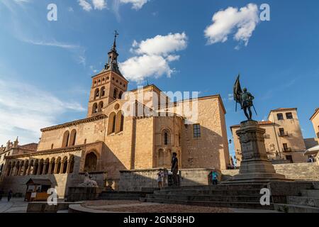 Segovia, Spanien. Denkmal für Juan Bravo und Iglesia de San Martin, eine romanische Kirche in der Altstadt, erbaut im 12. Jahrhundert Stockfoto