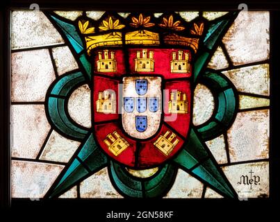 Segovia, Spanien. Wappen des Königreichs Portugal in einem Buntglasfenster des Alcazar Stockfoto