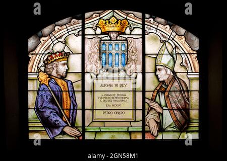 Segovia, Spanien. Wappen der Stadt Segovia, mit König Alfonso VI von Leon und Kastilien, und Bischof Pedro, in einem Buntglasfenster im Inneren des Stockfoto