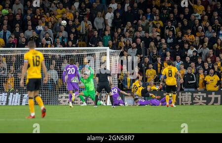 Wolverhampton, Großbritannien. 22. September 2021; Molineux Stadium, Wolverhampton, West Midlands, England; EFL Cup Football, Wolverhampton Wanderers gegen Tottenham Hotspur; Cristian Romero von Tottenham Hotspurs slide tackles Hee Chan Hwang von Wolverhampton Wanderers in the Tottenham Goal Area Credit: Action Plus Sports Images/Alamy Live News Stockfoto