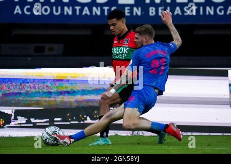 NIJMEGEN, NIEDERLANDE - 22. SEPTEMBER: Elayis Tavsan von N.E.C. und Django Warmerdam vom FC Utrecht während des niederländischen Eredivisie-Spiels zwischen N.E.C. und FC Utrecht am 22. September 2021 im Goffertstadion in Nijmegen, Niederlande (Foto: Rene Nijhuis/Orange Picches) Stockfoto