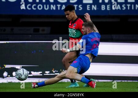 NIJMEGEN, NIEDERLANDE - 22. SEPTEMBER: Elayis Tavsan von N.E.C. und Django Warmerdam vom FC Utrecht während des niederländischen Eredivisie-Spiels zwischen N.E.C. und FC Utrecht am 22. September 2021 im Goffertstadion in Nijmegen, Niederlande (Foto: Rene Nijhuis/Orange Picches) Stockfoto