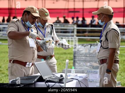 Bokakhat, Assam, IndienOffizielle des Assam-Forstministeriums arrangieren Nashornhörner, bevor sie am 22. September 2021 in einem Stadion in der Nähe des Kaziranga-Nationalparks in Bokakhat, Assam, Indien, brennen. Die Regierung von Assam verbrannte 2,467 Hörner, die hauptsächlich aus dem illegalen Handel beschlagnahmt und in Schatzkammern des Staates Assam gelagert wurden. Die Verbrennung von Nashornhörnern in Assam wurde öffentlich durchgeführt, um einen Meilenstein in Richtung Nashornschutz zu markieren. Quelle: David Talukdar/Alamy Live News Stockfoto