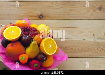 Obst frisches Bouquet auf Holztisch flach Lay-Thanksgiving Tag, gesundes Öko-Essen, selektiver Fokus Stockfoto