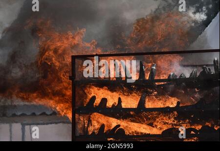 Bokakhat, Assam, IndienDie Regierung Assam verbrannte am 22. September 2021 in Bokakhat, Assam, Indien, Nashornhörner in einem Stadion in der Nähe des Kaziranga-Nationalparks. Die Regierung von Assam verbrannte 2,467 Hörner, die hauptsächlich aus dem illegalen Handel beschlagnahmt und in Schatzkammern des Staates Assam gelagert wurden. Die Verbrennung von Nashornhörnern in Assam wurde öffentlich durchgeführt, um einen Meilenstein in Richtung Nashornschutz zu markieren. Foto: David Talukdar/ Alamy Live News Stockfoto