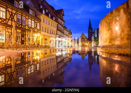 Quedlinburg, Deutschland. September 2021. Blick am Abend über den Markt mit der Marktkirche St. Benediktii und dem historischen Rathaus in der Altstadt der UNESCO-Weltkulturerbestadt. Quelle: Robert Michael/dpa-Zentralbild/dpa/Alamy Live News Stockfoto