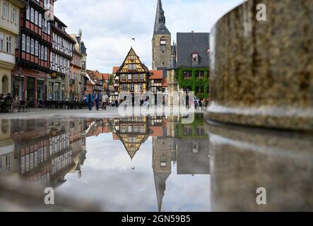 Quedlinburg, Deutschland. August 2021. Panoramablick über den Marktplatz mit der Marktkirche St. Benediktii und dem historischen Rathaus in der Altstadt der UNESCO-Welterbestadt. Quelle: Robert Michael/dpa-Zentralbild/dpa/Alamy Live News Stockfoto