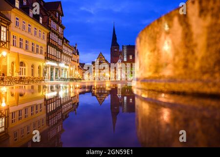 Quedlinburg, Deutschland. September 2021. Blick am Abend über den Markt mit der Marktkirche St. Benediktii und dem historischen Rathaus in der Altstadt der UNESCO-Weltkulturerbestadt. Quelle: Robert Michael/dpa-Zentralbild/dpa/Alamy Live News Stockfoto