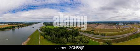 Panoramablick auf das Entsorgungszentrum in Leverkusen. Drohnenfotografie Stockfoto